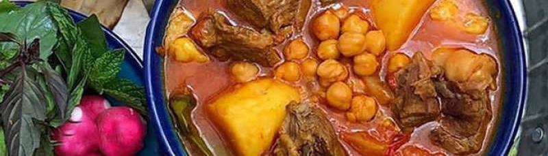 Jazdi hrana poslužena s kruhom